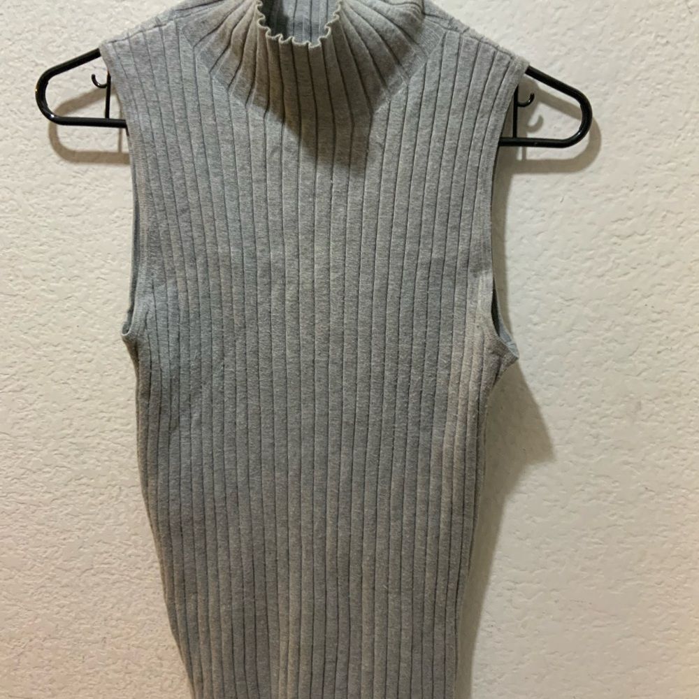 NEIMAN MARCUS gray  ribbed top size M